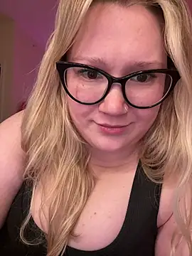 Snapshot of PiggyRose chatting on 03-23-25, 01:53 PiggyRose online show from 03-23-25, 01:53