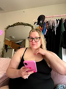 Snapshot of PiggyRose chatting on 10-19-25, 06:08 PiggyRose online show from 10-19-25, 06:08