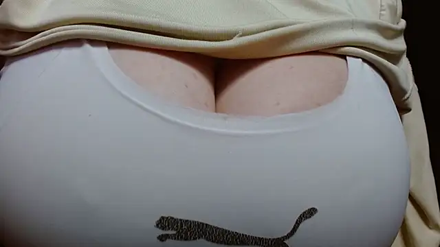 Snapshot of AnnyelinnaLove chatting on 12-28-24, 10:13 AnnyelinnaLove online show from 12-28-24, 10:13