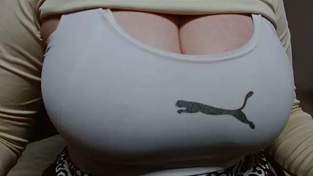 Snapshot of AnnyelinnaLove chatting on 01-12-25, 12:28 AnnyelinnaLove online show from 01-12-25, 12:28