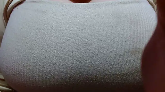 Snapshot of AnnyelinnaLove chatting on 01-22-25, 08:17 AnnyelinnaLove online show from 01-22-25, 08:17