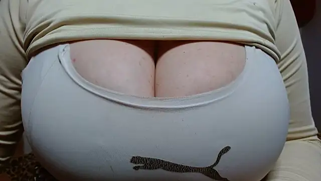 Snapshot of AnnyelinnaLove chatting on 01-31-25, 04:58 AnnyelinnaLove online show from 01-31-25, 04:58