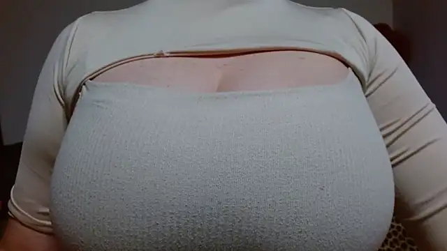 Snapshot of AnnyelinnaLove chatting on 02-02-25, 03:43 AnnyelinnaLove online show from 02-02-25, 03:43