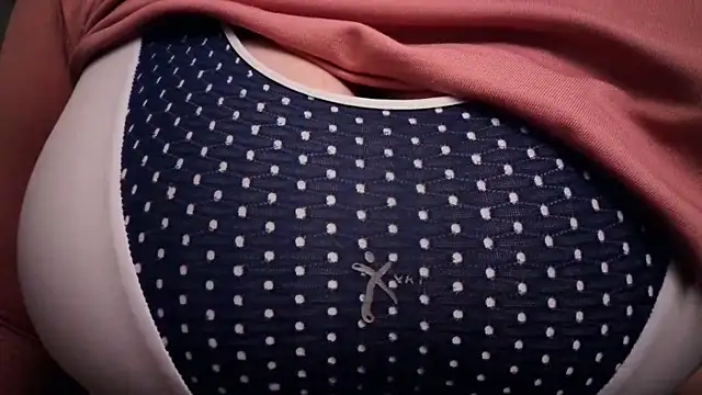 Snapshot of AnnyelinnaLove chatting on 12-14-25, 06:19 AnnyelinnaLove online show from 12-14-25, 06:19