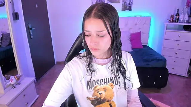 Snapshot of Amaia_Daniells chatting on 12-20-24, 03:47 Amaia Daniells online show from 12-20-24, 03:47