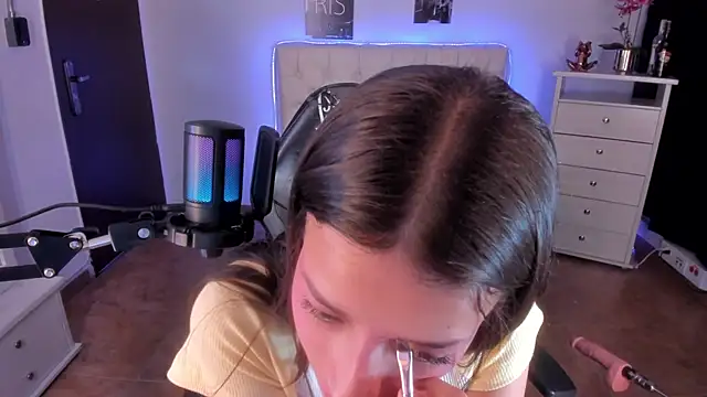 Snapshot of Amaia_Daniells chatting on 02-04-25, 04:05 Amaia Daniells online show from 02-04-25, 04:05