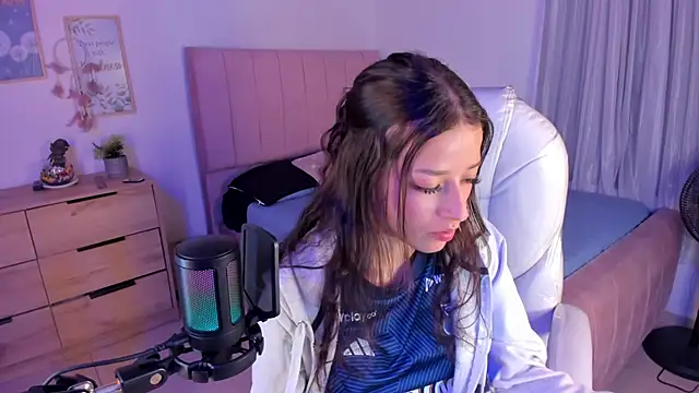 Snapshot of Amaia_Daniells chatting on 03-17-25, 03:36 Amaia Daniells online show from 03-17-25, 03:36