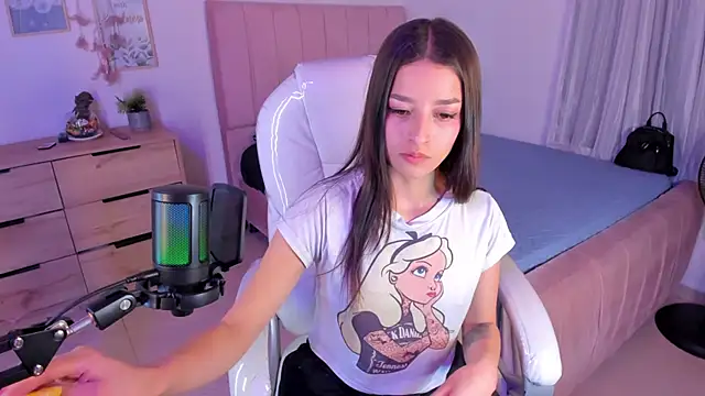 Snapshot of Amaia_Daniells chatting on 03-18-25, 03:20 Amaia Daniells online show from 03-18-25, 03:20