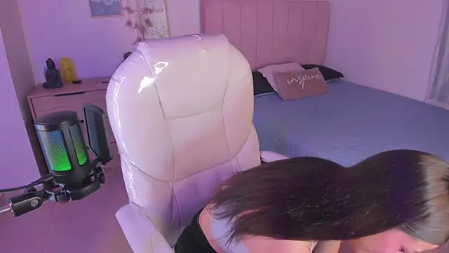 Snapshot of Amaia_Daniells chatting on 03-19-25, 03:30 Amaia Daniells online show from 03-19-25, 03:30