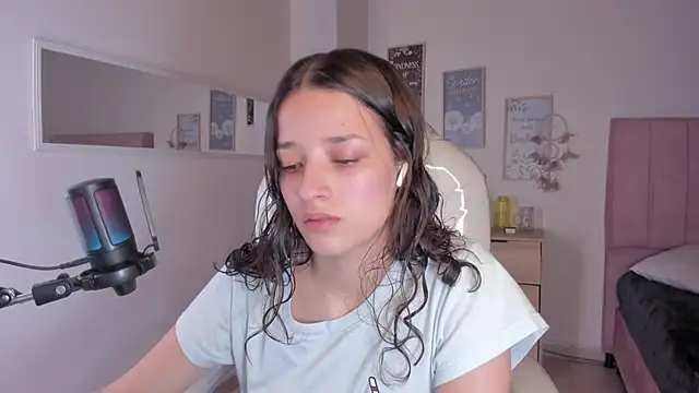 Snapshot of Amaia_Daniells chatting on 09-11-25, 03:39 Amaia Daniells online show from 09-11-25, 03:39