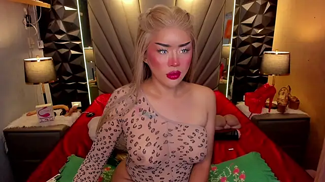 Snapshot of QuiinMollyXxX chatting on 09-12-25, 04:07 QuiinMollyXxX online show from 09-12-25, 04:07