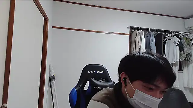 Snapshot of pychan chatting on 12-20-25, 02:46 pychan online show from 12-20-25, 02:46