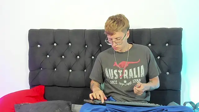 A sexy couple   online show from 10-05-25, 01:59