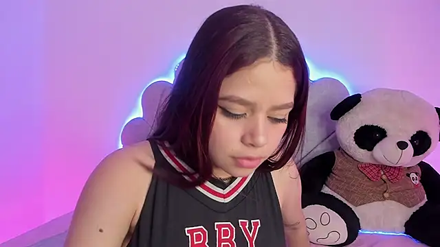 Snapshot of EmmaClarck chatting on 02-11-25, 10:28 EmmaClarck online show from 02-11-25, 10:28