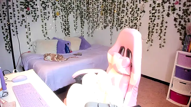 Snapshot of violeta_milleer chatting on 10-10-25, 04:50 violeta milleer online show from 10-10-25, 04:50