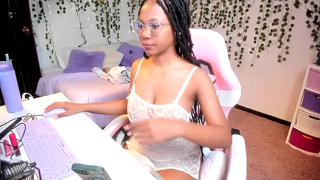 Snapshot of violeta_milleer chatting on 10-20-25, 03:45 violeta milleer online show from 10-20-25, 03:45