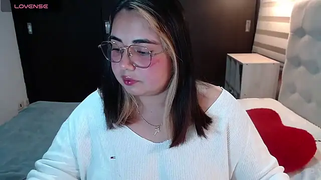 Snapshot of yini_angel chatting on 07-13-26, 02:47 yini angel online show from 07-13-26, 02:47