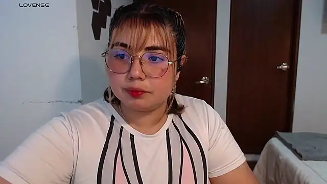 Snapshot of yini_angel chatting on 07-16-26, 01:22 yini angel online show from 07-16-26, 01:22