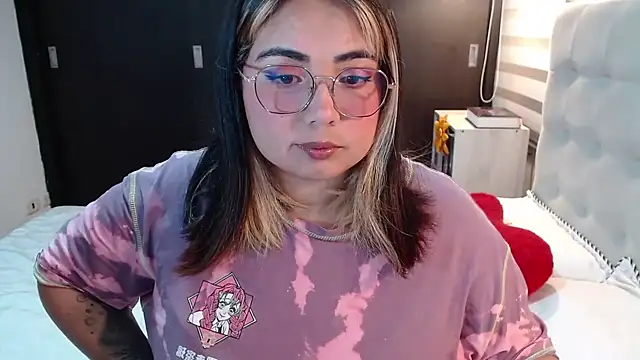 Snapshot of yini_angel chatting on 07-23-26, 01:08 yini angel online show from 07-23-26, 01:08