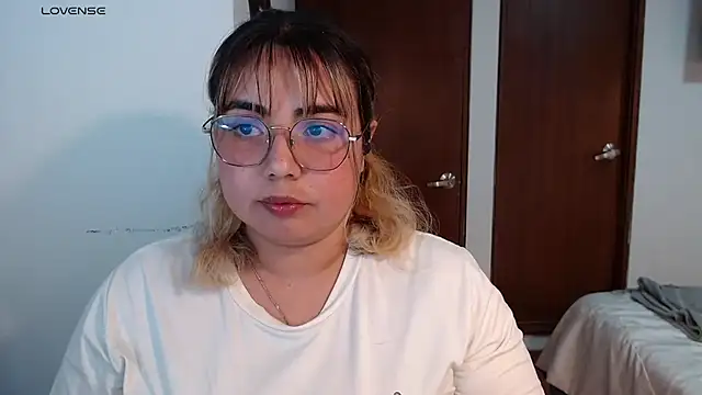 Snapshot of yini_angel chatting on 07-28-26, 01:01 yini angel online show from 07-28-26, 01:01