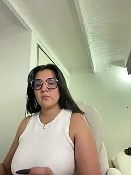 Snapshot of SWEETLILY18 chatting on 01-21-25, 10:30 SWEETLILY18 online show from 01-21-25, 10:30