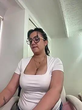 Snapshot of SWEETLILY18 chatting on 02-05-25, 09:18 SWEETLILY18 online show from 02-05-25, 09:18