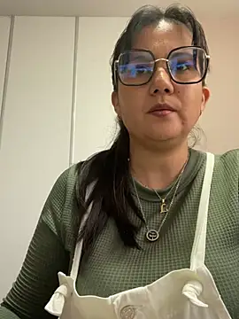 Snapshot of SWEETLILY18 chatting on 02-11-25, 02:35 SWEETLILY18 online show from 02-11-25, 02:35