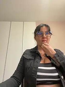 Snapshot of SWEETLILY18 chatting on 03-04-25, 02:21 SWEETLILY18 online show from 03-04-25, 02:21