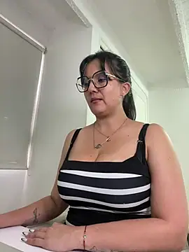 Snapshot of SWEETLILY18 chatting on 03-04-25, 09:32 SWEETLILY18 online show from 03-04-25, 09:32