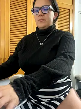 Snapshot of SWEETLILY18 chatting on 11-10-25, 10:20 SWEETLILY18 online show from 11-10-25, 10:20