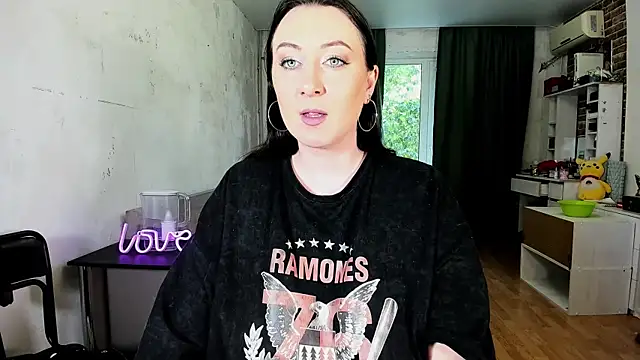 Mira Xo  online show from 10-18-25, 10:16