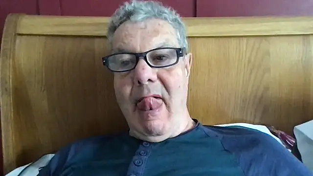 Snapshot of Oldpistolpete chatting on 05-04-26, 08:54 Oldpistolpete online show from 05-04-26, 08:54