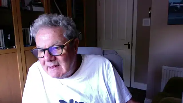 Snapshot of Oldpistolpete chatting on 06-09-26, 08:59 Oldpistolpete online show from 06-09-26, 08:59