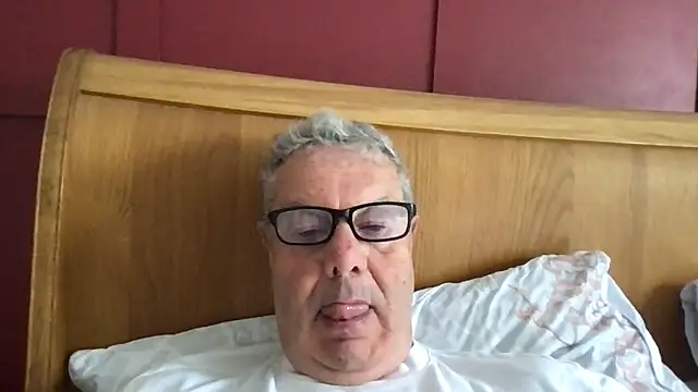 Snapshot of Oldpistolpete chatting on 06-15-26, 09:00 Oldpistolpete online show from 06-15-26, 09:00