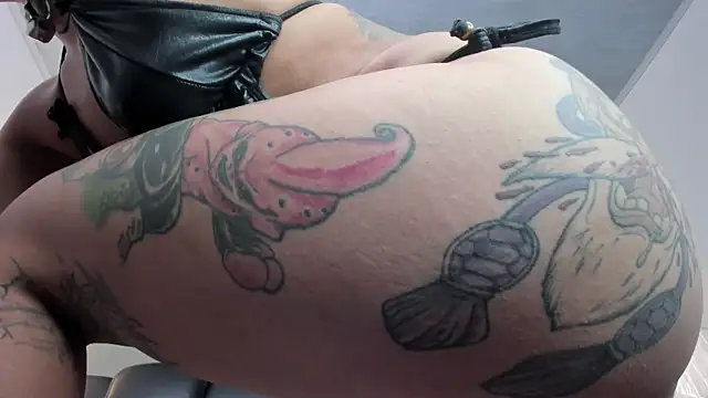 Snapshot of miss_vaiolette chatting on 02-18-25, 02:16 miss vaiolette online show from 02-18-25, 02:16