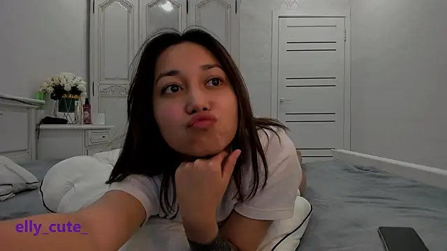 Snapshot of Elly_Cute chatting on 12-10-24, 09:54 Elly Cute online show from 12-10-24, 09:54