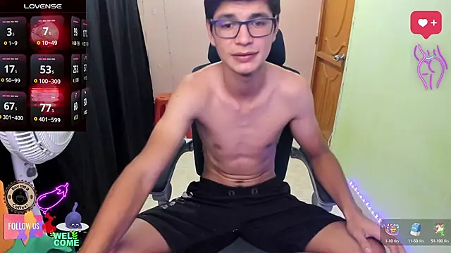 Snapshot of GoldenProject chatting on 10-21-25, 02:45 GoldenProject online show from 10-21-25, 02:45