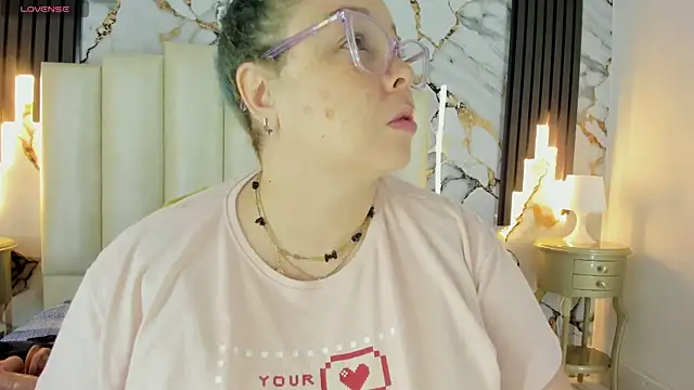 Snapshot of mollieblue69 chatting on 09-27-25, 12:43 mollieblue69 online show from 09-27-25, 12:43