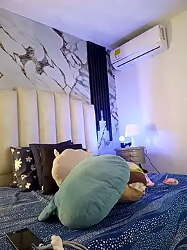 Snapshot of mollieblue69 chatting on 12-17-25, 01:17 mollieblue69 online show from 12-17-25, 01:17