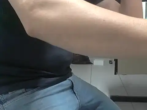 Snapshot of oliveira3tt chatting on 09-18-25, 06:10 oliveira3tt online show from 09-18-25, 06:10