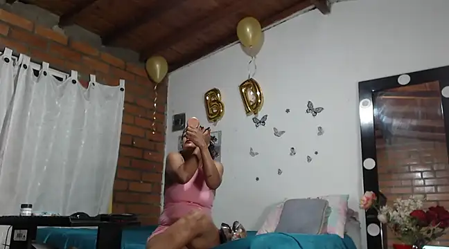 Snapshot of Bigassmommy_x chatting on 03-22-25, 02:05 Bigassmommy x online show from 03-22-25, 02:05