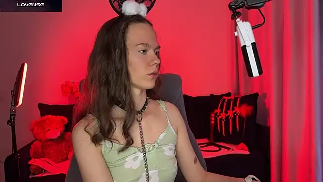 Snapshot of DivineBite chatting on 09-21-25, 03:35 DivineBite online show from 09-21-25, 03:35