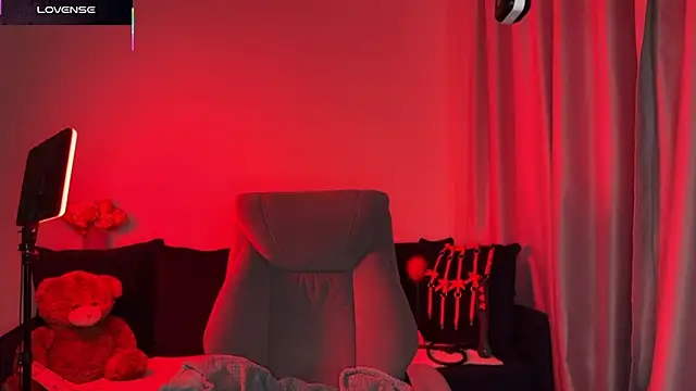 Snapshot of DivineBite chatting on 10-20-25, 04:07 DivineBite online show from 10-20-25, 04:07