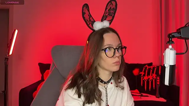 Snapshot of DivineBite chatting on 12-15-25, 04:22 DivineBite online show from 12-15-25, 04:22