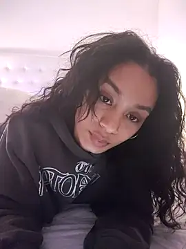 Snapshot of Leaberry chatting on 10-17-25, 11:18 Leaberry online show from 10-17-25, 11:18