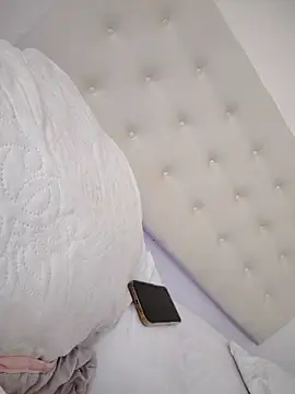 Snapshot of Leaberry chatting on 10-18-25, 04:41 Leaberry online show from 10-18-25, 04:41