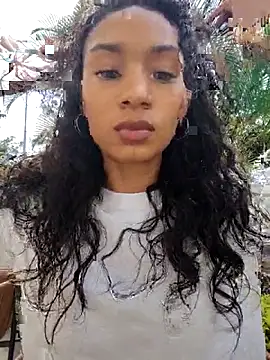 Snapshot of Leaberry chatting on 10-20-25, 08:31 Leaberry online show from 10-20-25, 08:31