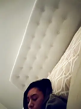 Snapshot of Leaberry chatting on 11-28-25, 04:48 Leaberry online show from 11-28-25, 04:48