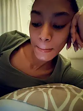 Snapshot of Leaberry chatting on 12-05-25, 01:47 Leaberry online show from 12-05-25, 01:47