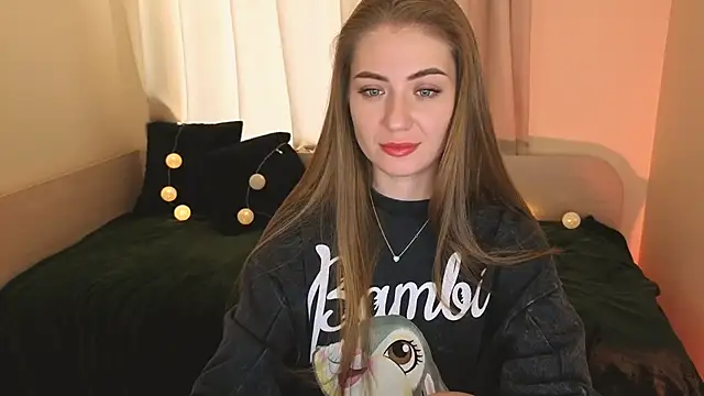 Snapshot of Adelyna_Bird chatting on 12-02-25, 07:36 Adelyna Bird online show from 12-02-25, 07:36